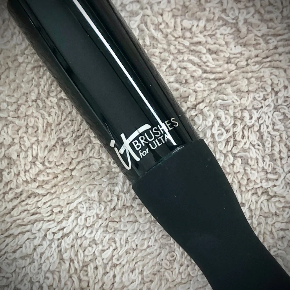 ✳️ Mix-N-Match 5/$25 ✳️ It Cosmetics VelvetLuxe Precision Brush